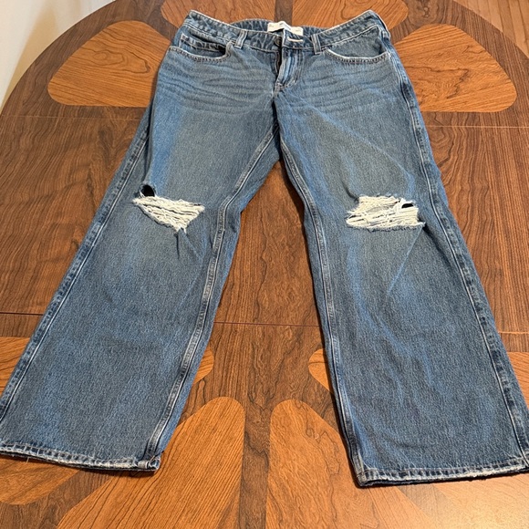 Hollister - Low Rise Baggy Distressed Jeans - W27 - Missing back patch - Picture 4 of 6